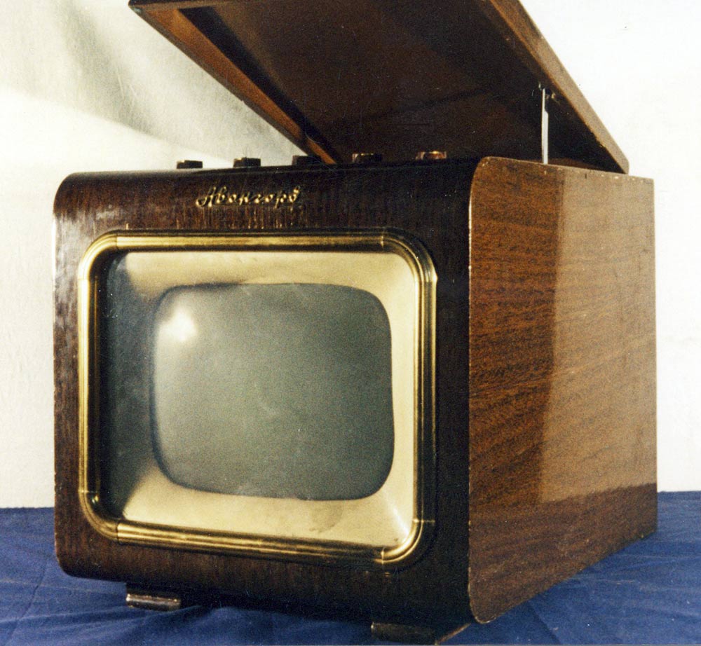 Первый телевизор купить. Телевизор Авангард ТЛ-1. Телевизор Авангард 1953. Телевизор Енисей 2. Ламповый телевизор Авангард.