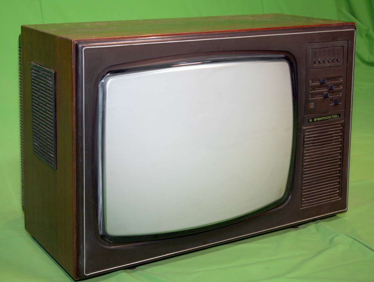 Телевизор советских времен. Телевизор электрон 714д. Телевизор электрон СССР цветной. Телевизор электрон 61см. Ламповый телевизор электрон 703.