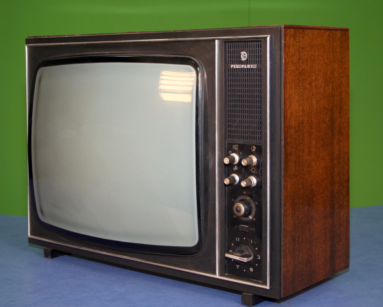 Телевизор советских времен. Телевизор рекорд черно-белый в 312. Телевизор рекорд b312. Рекорд 312. Телевизор Березка 210.
